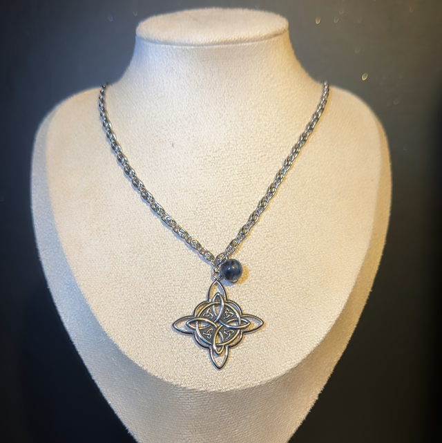 Collier classique noeud de sorcière pierre de larvikite