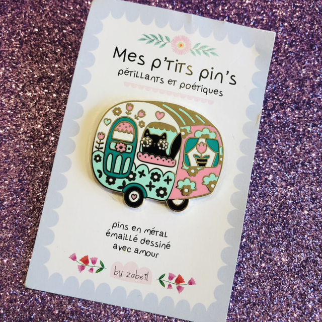 Pin&#039;s &quot;caravane&quot; retro love rose