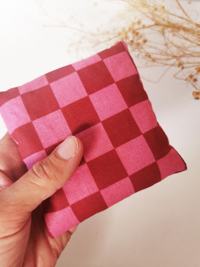 Bouillotte sèche de poche "damier rose" 