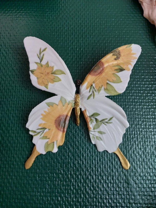 Papillon mural jaune