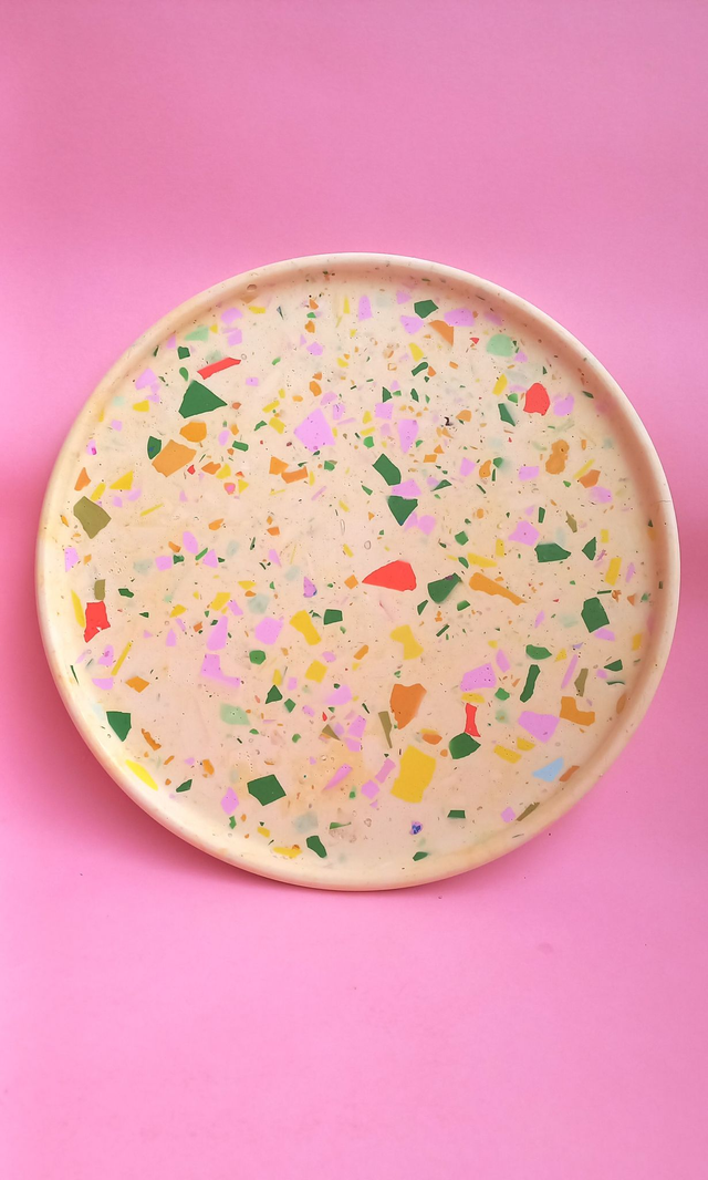 Beżowa taca dekoracyjna, lastryko, okrągła taca kawowa, 27 cm