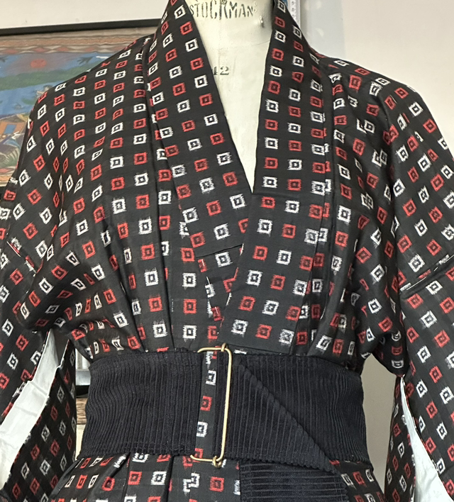 Kimono komon soie noir, carré rouge