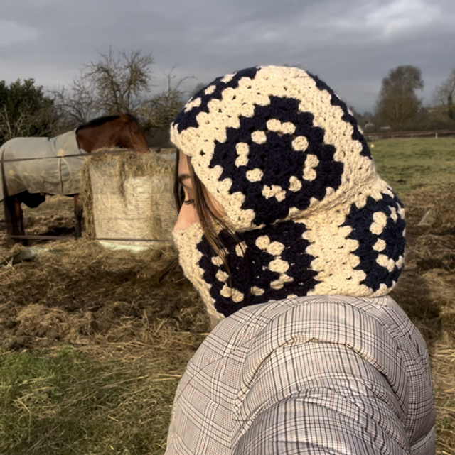 Cagoule au crochet Rif - Beige et bleu marine