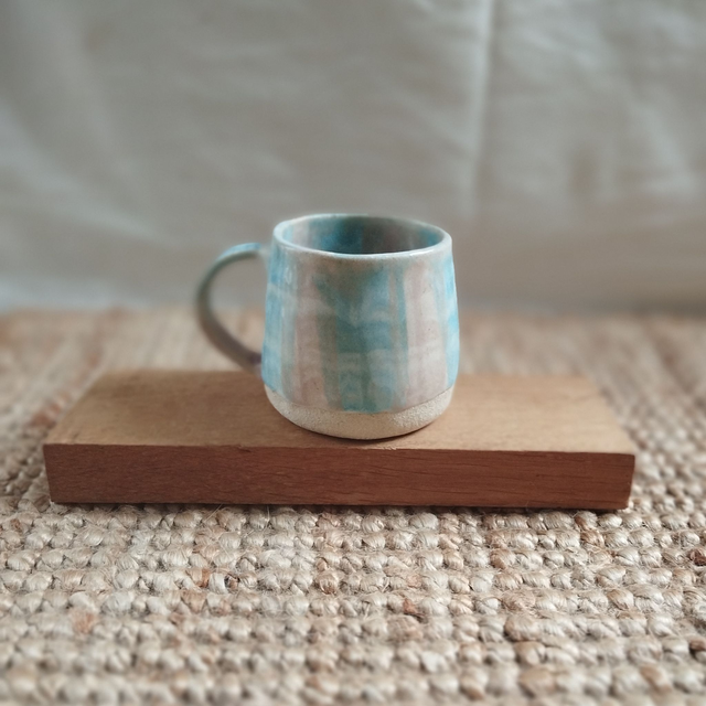 Tasses ronde avec anse, argile blanc, émail violet et bleu