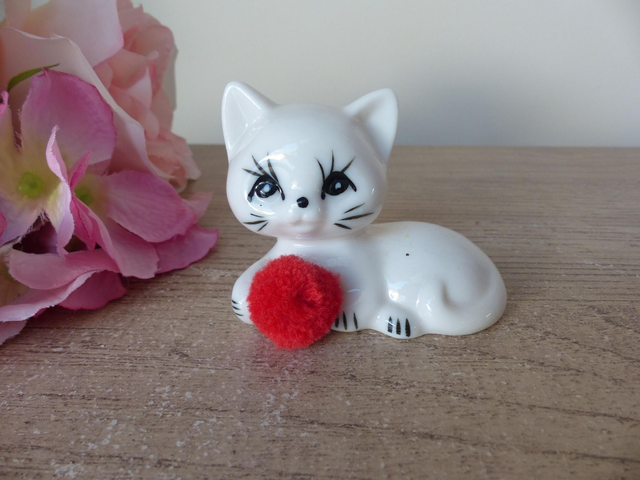 Figurine miniature de chat couché en céramique blanc avec pompon rouge, chat mignon joueur avec balle pom pom rouge, décoration cadeau chat