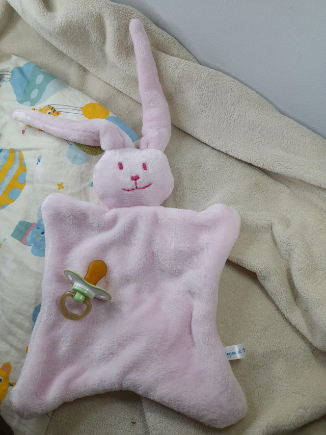 Doudou lapin rose layette