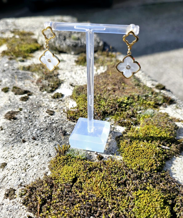 Boucles d'oreilles (clous) "Sofia" en acier inoxydable doré et trèfle nacré