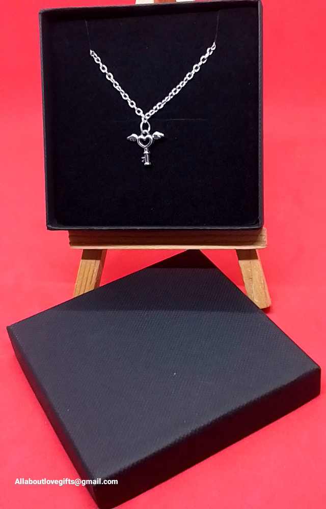 Bracelet Beautifully Hand Crafted with Exceptional Detail. chain and Pendant.