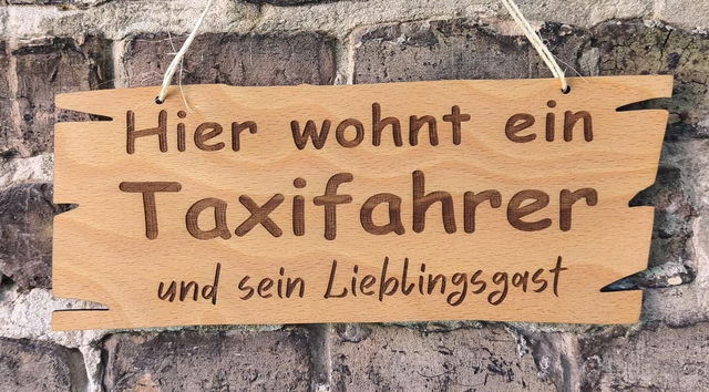 Holzschild „Hier wohnt ein Taxifahrer und sein Lieblingsgast“ – dekoratives Türschild


