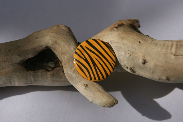 Broche jaune motif zèbrure