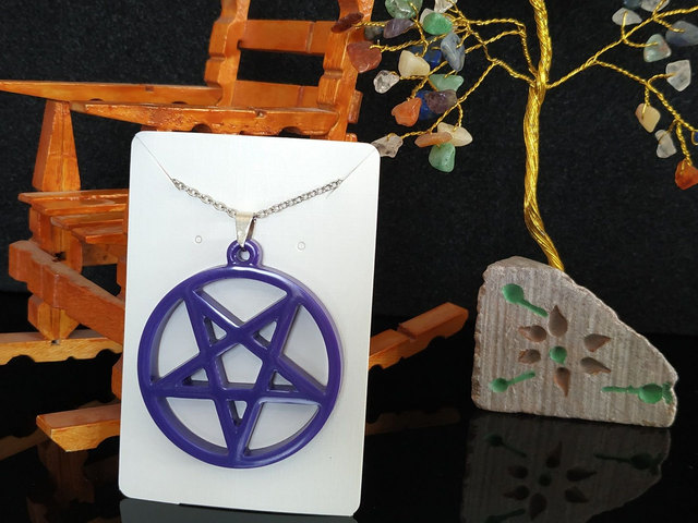 Collier pentagramme violet