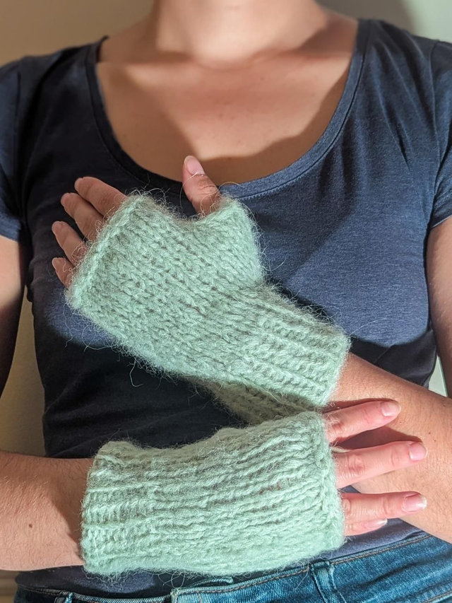 Mitaines vert pastel tricotées à la main en France mérinos alpaga soie 