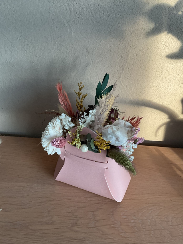 Composition florale mini sac à main rose modèle 1