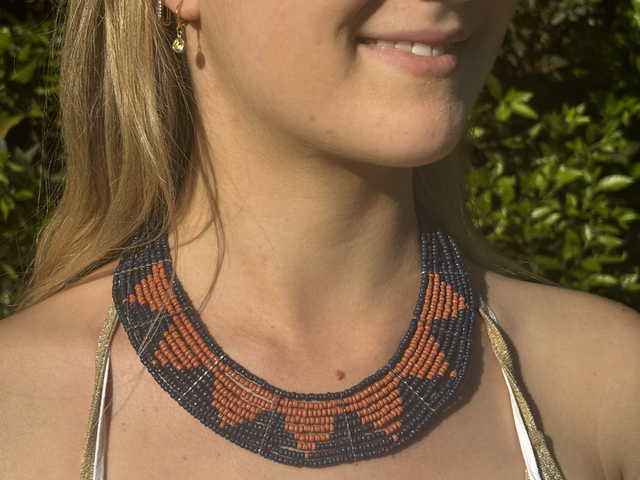 Collar tejido mostacilla triángulo azul