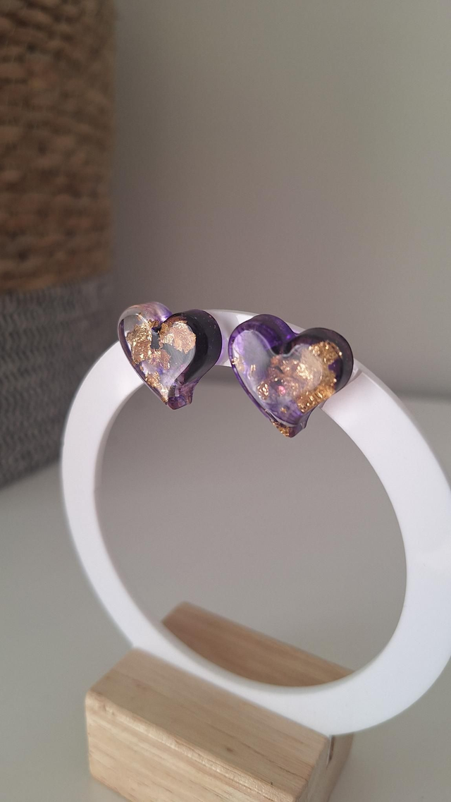Puces cœurs asymétriques violettes et feuilles d&#039;or 