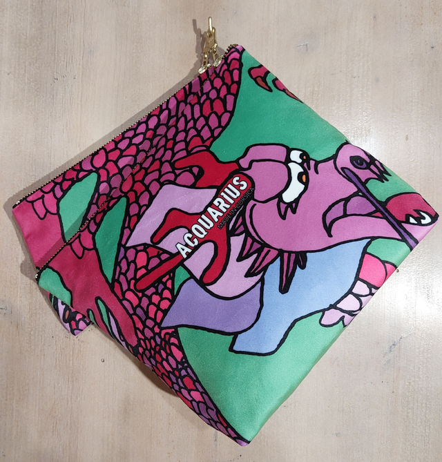 Tatsu Vert. Pochette et trousse en velours.