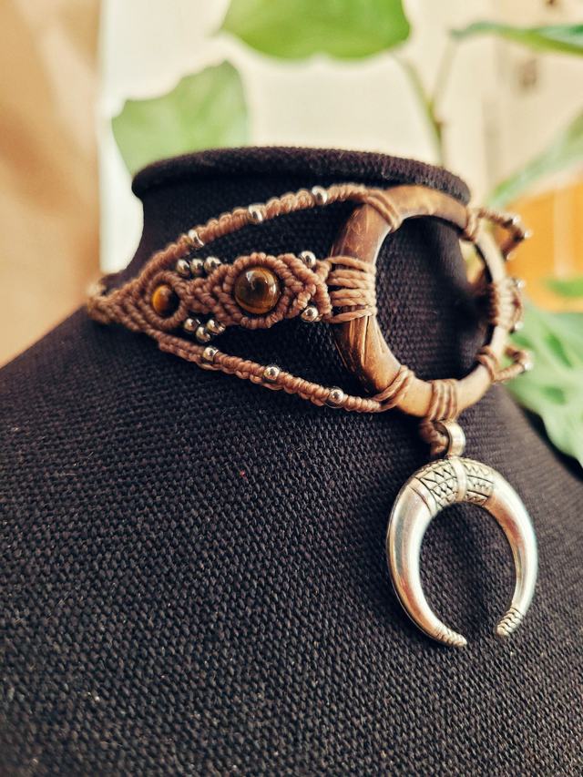 Ras de cou ethnique en micro-macramé – œil de tigre et rond de noix de coco