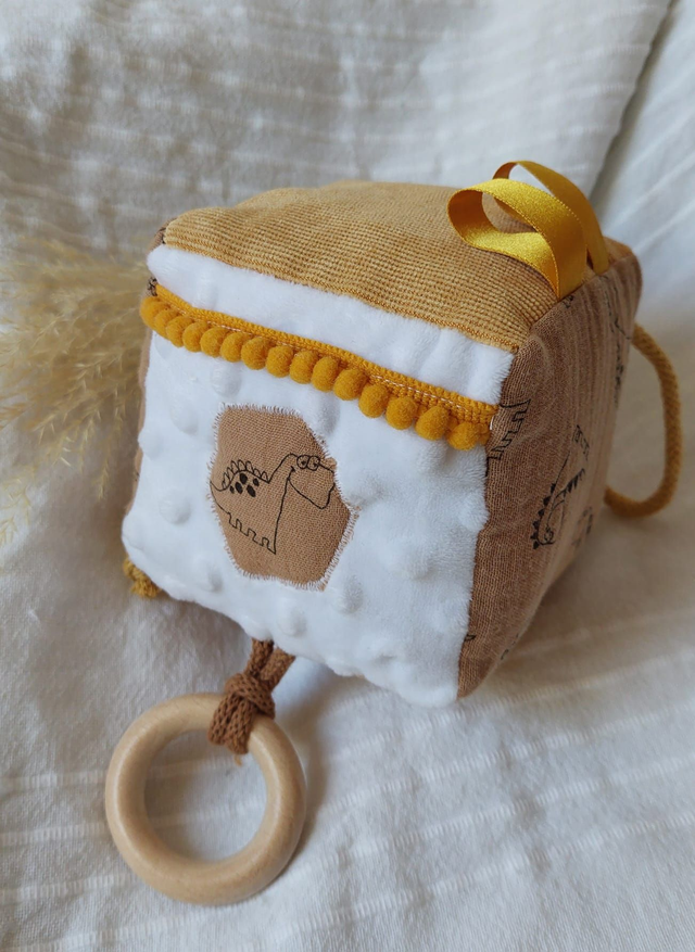 Cube d&#039;éveil dino