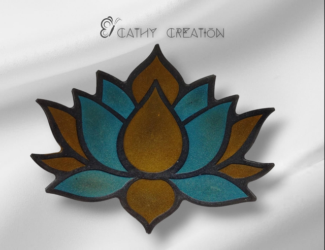 Fleur de lotus dorée et bleue