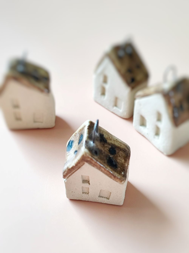 Nakrapiane domki ceramiczne na choinkę - 5 sztuk