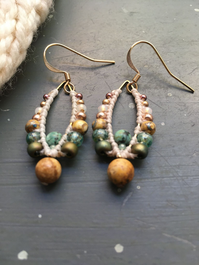 Boucles d&#039;oreille en macramé et perles beiges et vert d&#039;eau