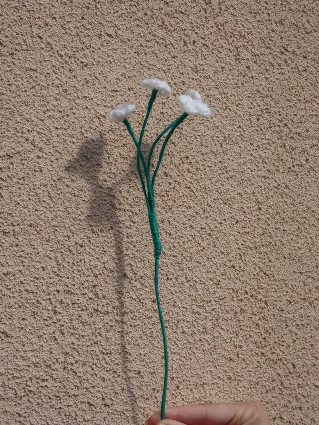 Tige de mini fleurs blanches 