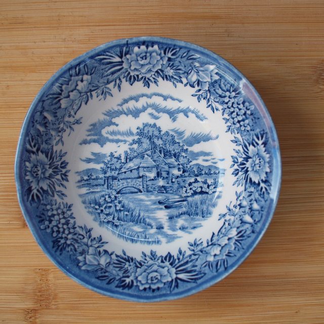 Salem China Co. | Schaaltje (diameter 13 cm | hoogte 4 cm) rond met &#039;English (Colonial) Village&#039; in blauwe kleur | Vintage