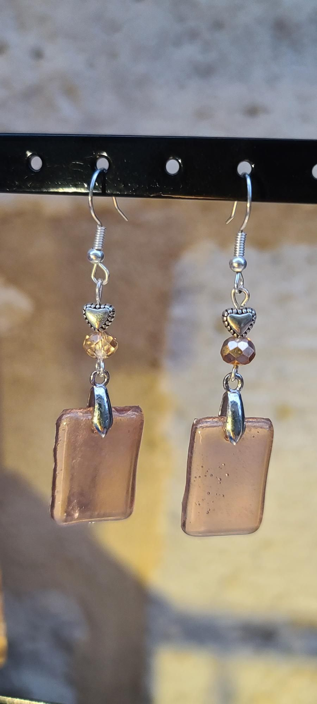 Boucles d&#039;oreilles en verre rose.