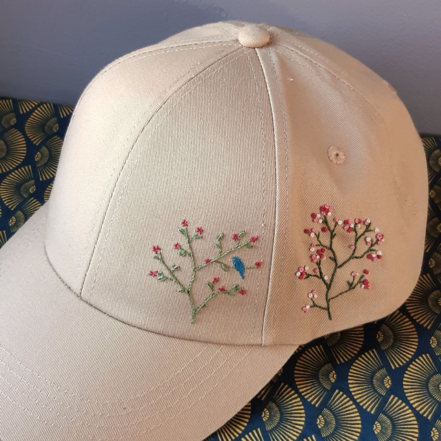 Casquette brodée oiseau bleu