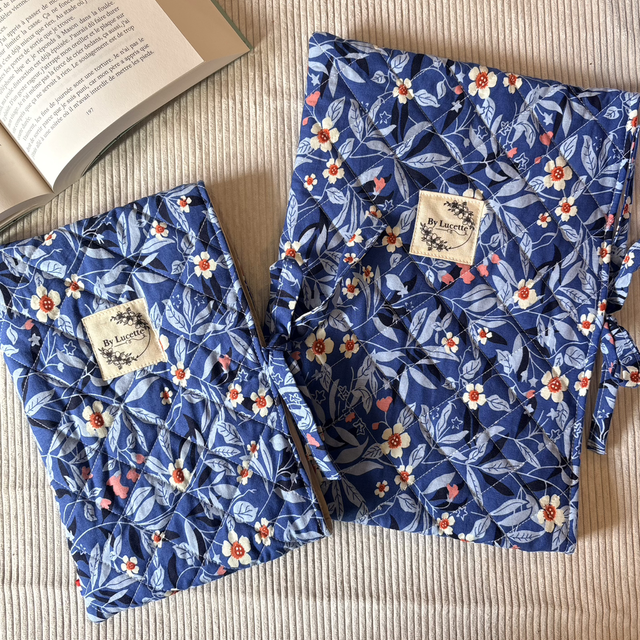 Pochette à livre matelassée fleurs bleu