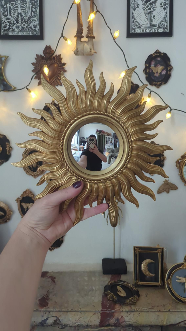 Miroir de sorcière soleil doré – style baroque et mystique