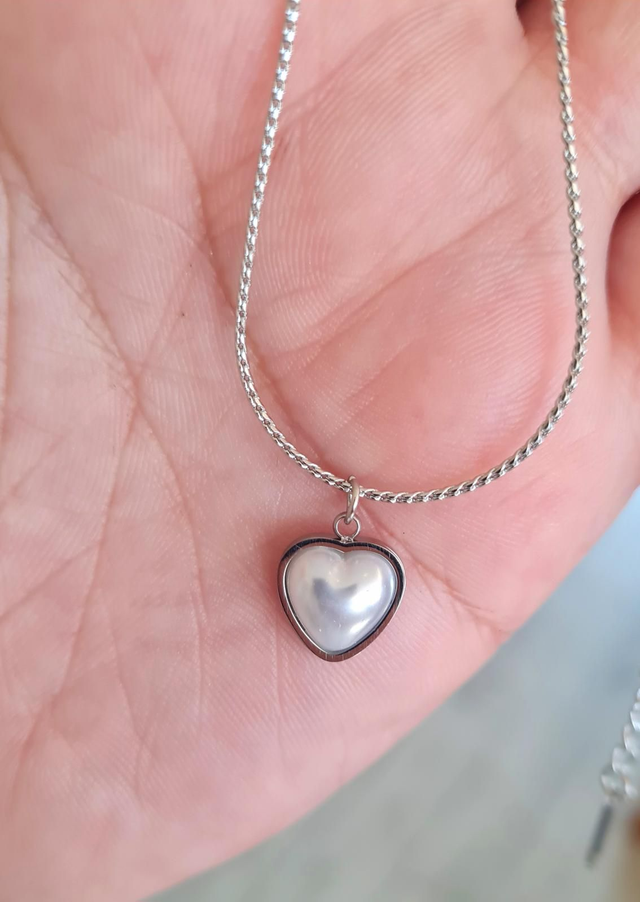 Collier en acier inoxydable argenté avec petit cœur demi-cabochon nacre 