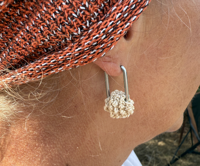 Boucles d’oreilles créoles marron au crochet