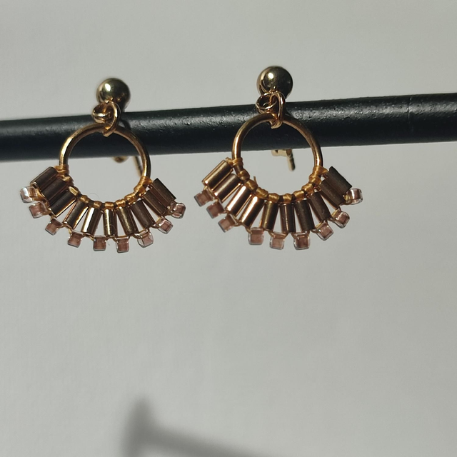 Boucles d'oreilles tissées main, perles de verre cuivre et or, en acier inoxydable doré -sans nickel, pièce unique 