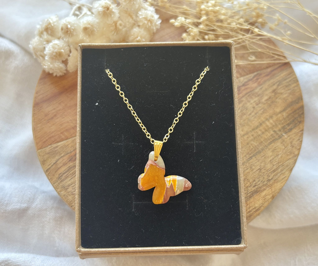 Collier papillon orangé