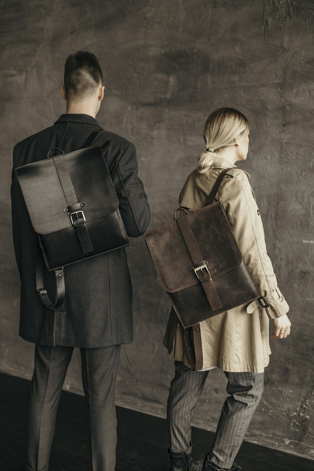 Didelė unisex odinė kuprinė su dirželiu