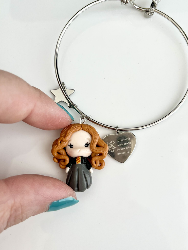 Bracciale rigido in acciaio inox con bambolina fan art in stile chibi
