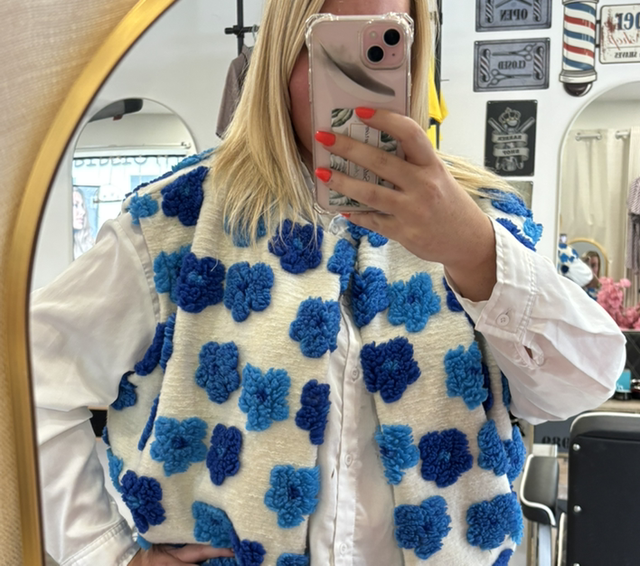 Gilet sans manches blanc à fleurs bleu