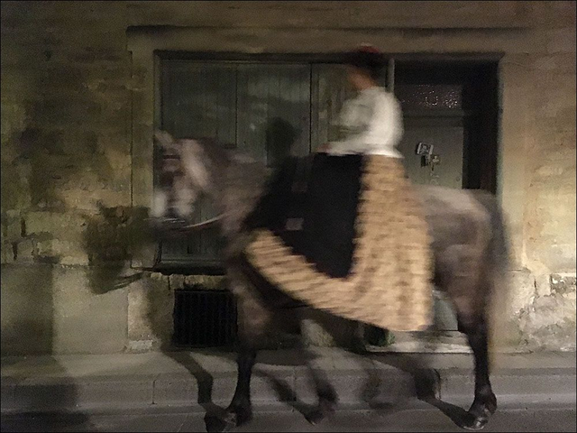 Farfadette en amazone sur sa jument camarguaise