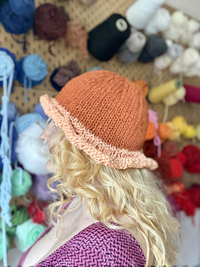 CHAPEAU ORANGE ET PÊCHE