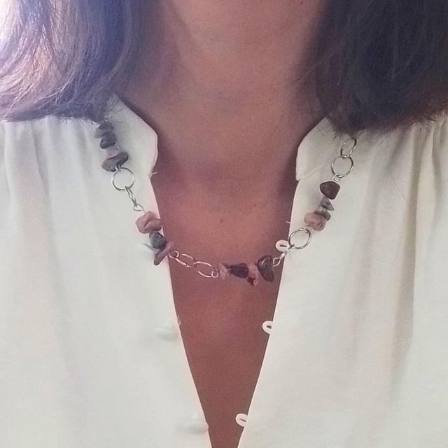 Collier ANNA chaîne anneaux et chips de Rhodonite 