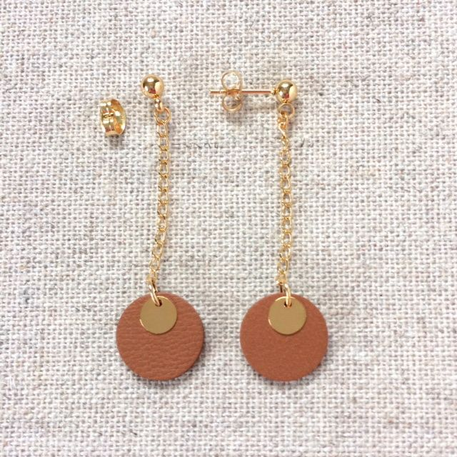 Boucles d’oreilles « Cantabile » dorées, cuir camel