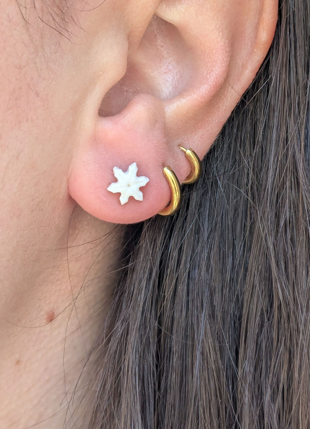 Boucles d'oreilles puces flocons de neige blancs