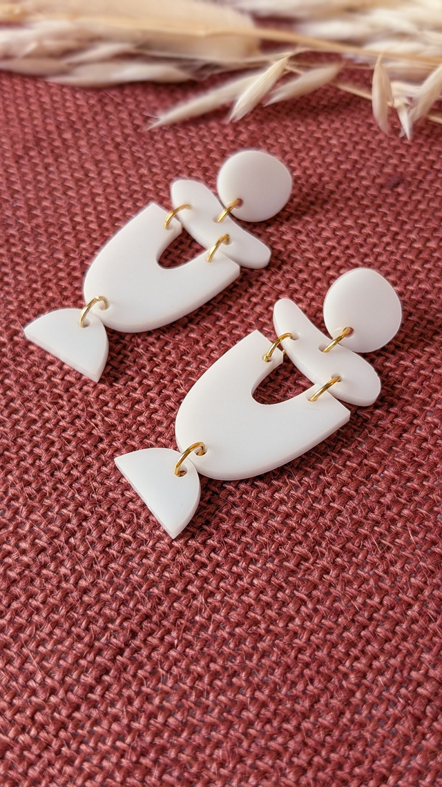 Boucles d'oreilles blanches en plexi