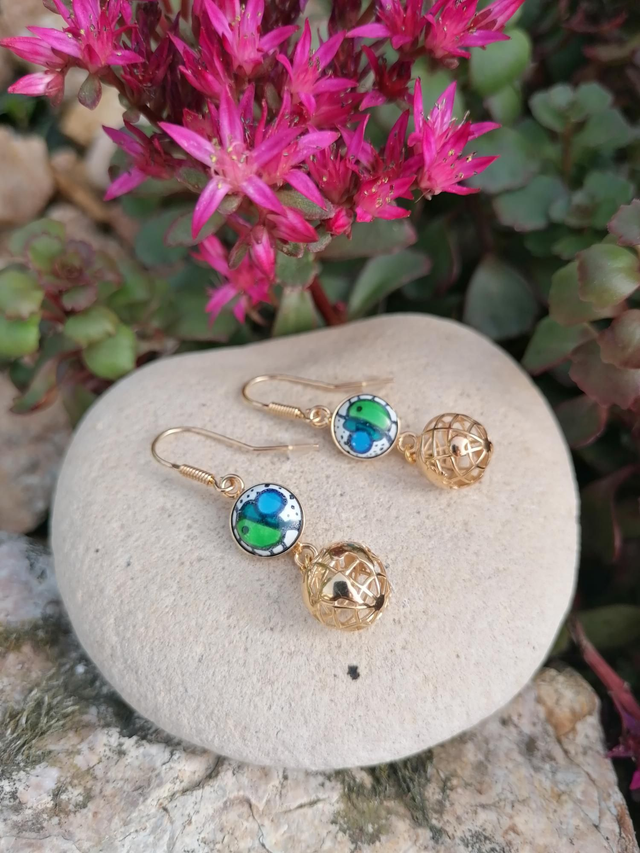 '' Planète Terre '' , Boucles d'oreilles en émail, Plaqué Or 18 Carats 