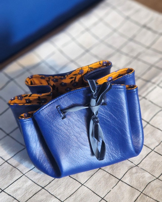 Bourse grande - simili bleu et fleurs