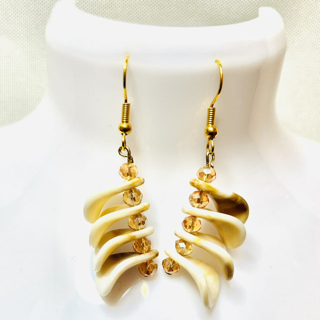 Handgemaakte Schelp Oorbellen met Amberkleurige Kralen – Bohemian Elegantie 