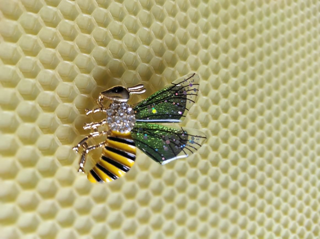 Bienenkönigin Brosche  grün