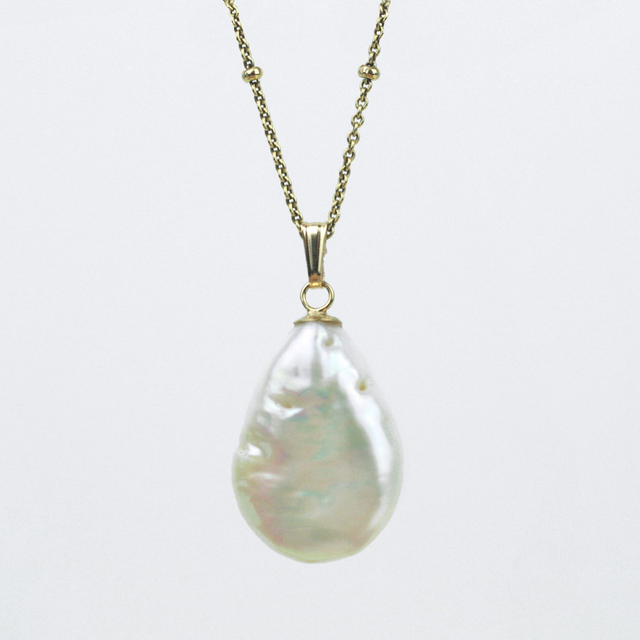 Freshwater pearl pendant with chain