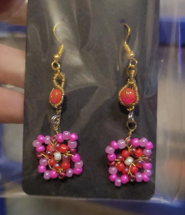 Boucles d'oreilles fleur perlée ton rose/rouge